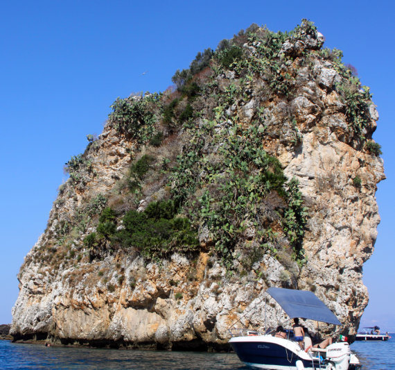 I faraglioni di Scopello in barca da locazione